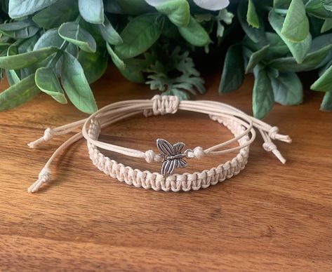 Macrame Bracelet Aesthetic, Grunge Friendship Bracelets, Aesthetic Friendship Bracelets, Drawstring Bracelets, Macrame Square, Macrame Square Knot, Bracelets Macrame, Surf Bracelet, Style Surf