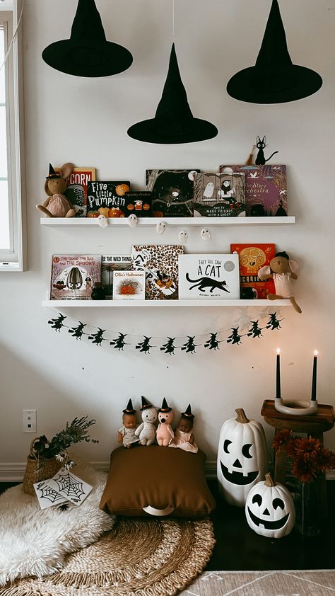 Halloween Playroom Ideas, Cute Witch Halloween Decor, Kids Bookshelf Decor, Halloween Decor Playroom, Spooky Cute Halloween Decor, Halloween Bookshelf Decor Kids, Garland Halloween Diy, Floating Shelves Halloween Decor, Halloween Wall Shelf Decor