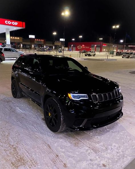 Black Suv Aesthetics, Blacked Out Trackhawk, Jeep Trackhawk Interior, Trackhawk Jeep Custom, Trackhawk Interior, Black Jeep Cherokee, Srt Jeep Grand Cherokee, First Cars For Teenagers, Grand Jeep Cherokee