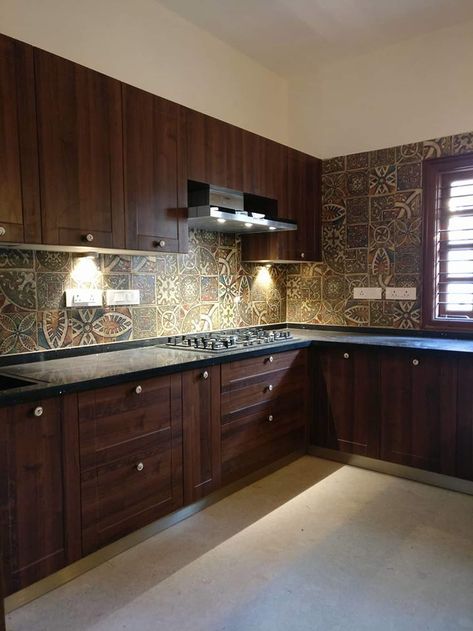 Chettinad Style Interiors, Indian Aesthetic Kitchen, Indian Kitchen Aesthetic, Kitchen Room Design Indian, Kitchen Ideas Indian Style, Chettinad House Interiors, Indian House Interior Design, Indian Style Kitchen, Indian Kitchen Interior