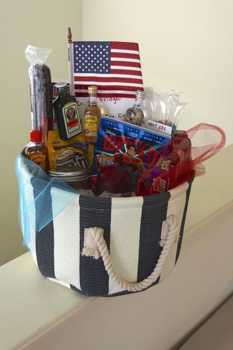 Welcome Home: The Final "Care Package"  How to create a fun and easy welcome home care package for your soldier Welcome Home Crafts, Finals Care Package, Welcome Home Basket, Deployment Party, Military Welcome Home, Welcome Home Soldier, Deployment Ideas, Usmc Wife, Deployment Homecoming