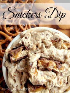 This Snickers Dip recipe uses only 4 ingredients and is super easy to make. Delicious with graham sticks. Snickers Dip, Easy Dessert Dips, Coconut Dessert, Sweet Dips, Brownie Desserts, Dip Recipes Easy, Dessert Dips, Yummy Dips, Dip Recipe