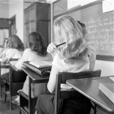 In class a comb appears, though Mrs. Post frowns at public primping. Nina Leen, "Tulsa Twins,” Life, August 4, 1947 Michael Ontkean, 1940s Aesthetic, Nina Leen, Twin Life, Alfred Eisenstaedt, History Projects, Female Photographers, Old Love, Vintage Hair