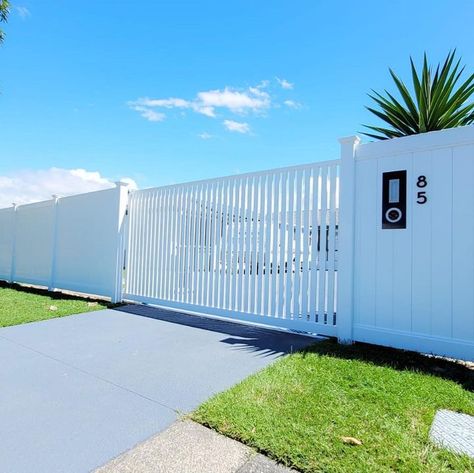 Hamptons Style Front Yard, White Hamptons Fence, Pvc Front Fence, White Front Fence Ideas, White Modern Fence, Hamptons Style Front Fence, Hampton Style Front Fence, Hamptons Front Fence, Coastal Fencing Ideas