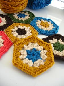 Motifs Afghans, Hexagon Crochet Pattern, Motif Kait, Crocheted Coasters, Crochet Hexagon, Crochet Blocks, Crochet Square Patterns, Hexagon Pattern, Granny Squares Pattern