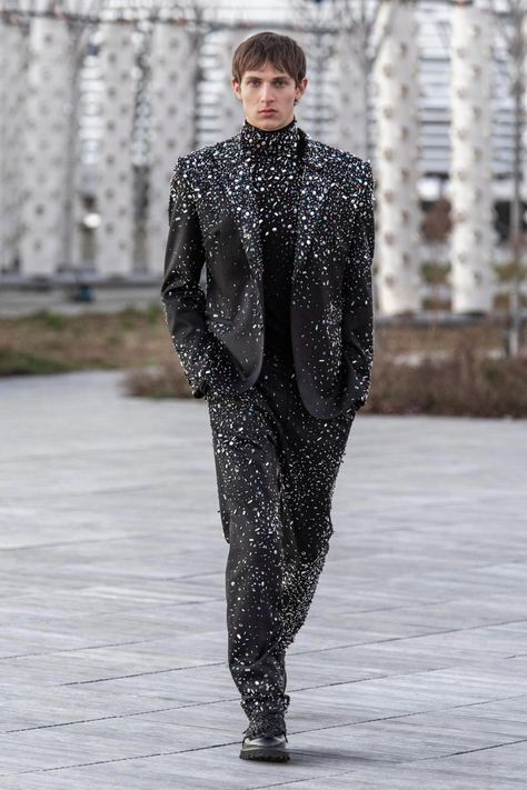 Mens Runway Fashion Suits, Mens Fashion Haute Couture, Black High Fashion Outfit Men, Men Couture Suit, Mens Suit Runway, Fashionable Mens Suits, Men’s Couture Fashion, High Fashion For Men, Haute Couture Suits Men