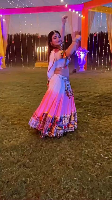 Dandiya Video, Garba Video Dance Navratri, Navratri Photography, Garba Steps, Garba Look, Jignesh Kaviraj, Garba Dance Video, Bridal Choli, Garba Songs