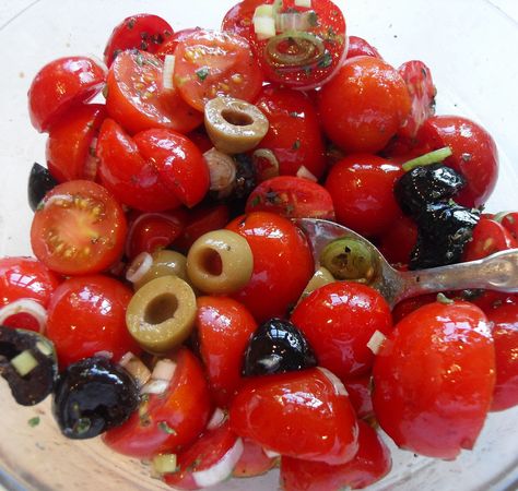 Tomato And Olive Salad, Cherry Tomatoes Recipes Salad, Salad Fixings, Cherry Tomato Salad, Cherry Tomato Recipes, Tomato Dishes, Fresh Tomato Recipes, Super Salads, Tomato Salad Recipes