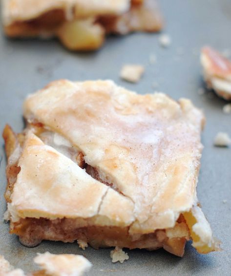 Apple Squares Recipe, Apple Pie Squares, Apple Squares, Pie Squares, Apple Slice Recipe, Apple Square, Apple Slab Pie, Traditional Apple Pie, Store Bought Pie Crust