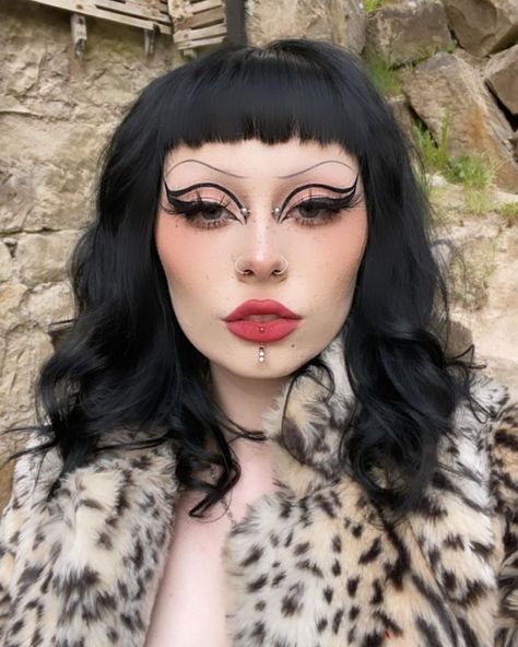 Goth Liner Makeup, Makeup Looks Gothic, Makeup Looks Alt, Hot Goth Makeup, Gothic Makeup Looks, Gothic Makeup Ideas, Halloween Makeup Ideas For Women, Awesome Halloween Makeup, Kat Slater