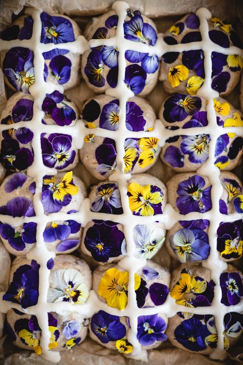 Super soft and fluffy sourdough hot cross buns are achieved by using a stiff levain and the tangzhong method used in milk bread recipes. This is an egg-free and vegan-friendly recipe. Edible flowers are added for fun! | fareisle.com #sourdoughhotcrossbuns #hotcrossbuns #sourdoughbrioche #sourdoughbuns #sourdoughfruitbuns #sourdoughbread #hotcrossbunsrecipe #veganhotcrossbuns #foodphotography #foodstyling Milk Bread Recipes, Sourdough Hot Cross Buns, Tangzhong Method, Vegan Hot Cross Buns, Cross Buns Recipe, Food Photography Lighting, Milk Bread Recipe, Edible Flowers Recipes, Hot Cross Buns Recipe