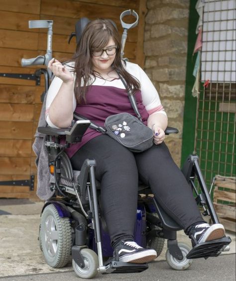 Wheelchair Poses, Annika Victoria, Sarah Alexander, Disabled Fashion, Adaptive Tools, Wheelchair Fashion, Human Photo, Disabled Women, Wheelchair Women