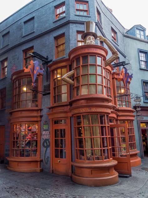 25 Photos That Will Inspire You to Visit the Wizarding World of Harry Potter • Ashlea Paige Photos Of Harry Potter, Harry Potter World Orlando, Weasley Wizard Wheezes, Harry Potter Experience, Harry Potter Orlando, Harry Potter Places, Wizard Wheezes, The Hogwarts Express, Harry Potter Universal Studios