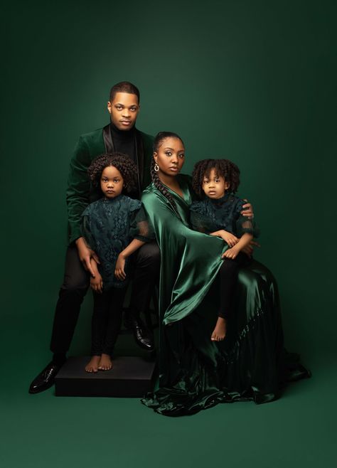 Family Glam Photoshoot, Family Photoshoot Portrait, Family Photos Elegant, Black Tie Family Portrait, Emerald Family Photos, Family Of 3 Portrait Poses, Family Portrait Black Outfits, Melanin Family Photoshoot, Holiday Family Picture Ideas