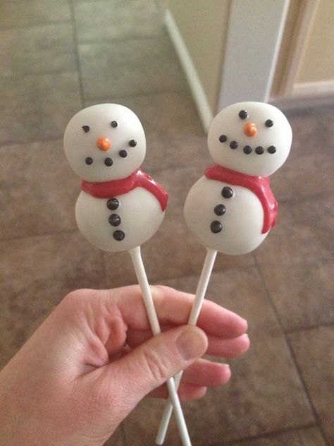 Cake Pop Snowman, Cake Balls Designs, Snow Man Cake Pop, Cake Pop Designs Christmas, Sleepover Planner, Snowman Cakepops, Christmas Cake Pops Recipe, Owl Cake Pops, Brownie Cake Pops