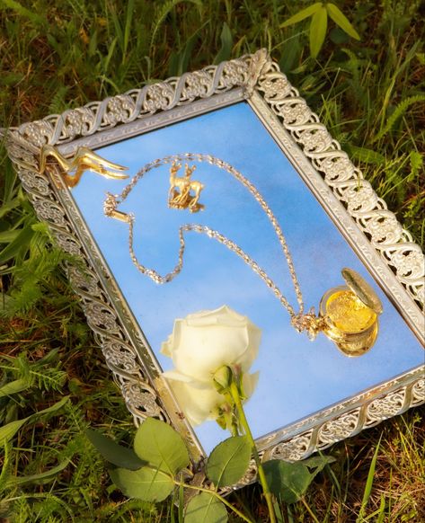 Dreamy aesthetic / cottagecore / nature / vintage jewelry / subscription box / gold locket / necklace / pendant / gold and pearl / broach / product photography / small business / michigan / outdoors photoshoot / mirror tray / blue skies / white rose / flower photography / jewelry Nature Jewelry Photoshoot, Picnic Jewelry Photoshoot, Vintage Jewelry Photoshoot, How To Take Pictures Of Jewelry, Outdoor Jewelry Photography, Jewllery Ideas Photography, Product Photography Ideas Jewelry, Photographing Clothes, Necklace Product Photography