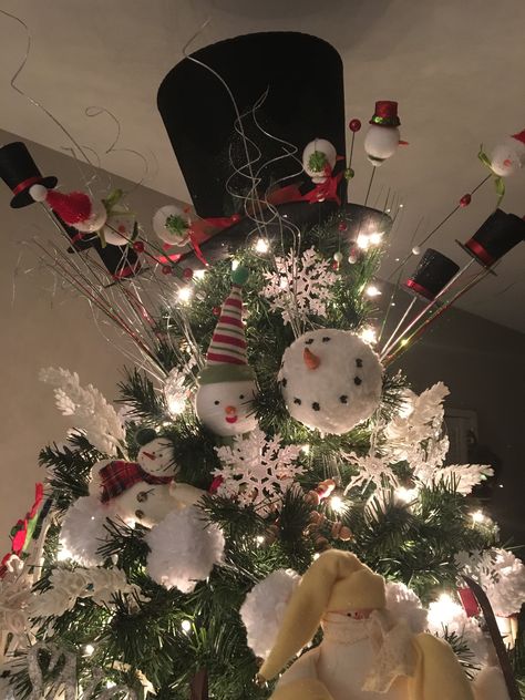 Hat Tree Toppers Christmas, Snowman Hat Tree Topper, Christmas Tree Topper Hat, Tree Topper Ideas, Snowman Tree Topper, Diy Tree Topper, Snowman Ideas, Hat Tree, Diy Christmas Tree Topper