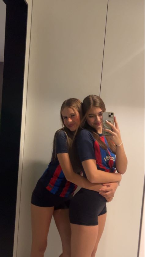 Barca Outfit, Barca Girl, Football Aesthetics, Madrid Outfits, Football Wags, Writing Photos, Cute Friend Pictures, Soccer Girl, كريستيانو رونالدو