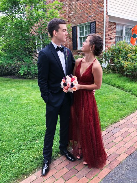 Deep Blue Prom Dress, Couples Homecoming Pictures, Couple Prom Pictures, Formal Couples, Couples Prom, Couple Prom, Ball Pictures, Teen Prom, Prom Pictures Couples