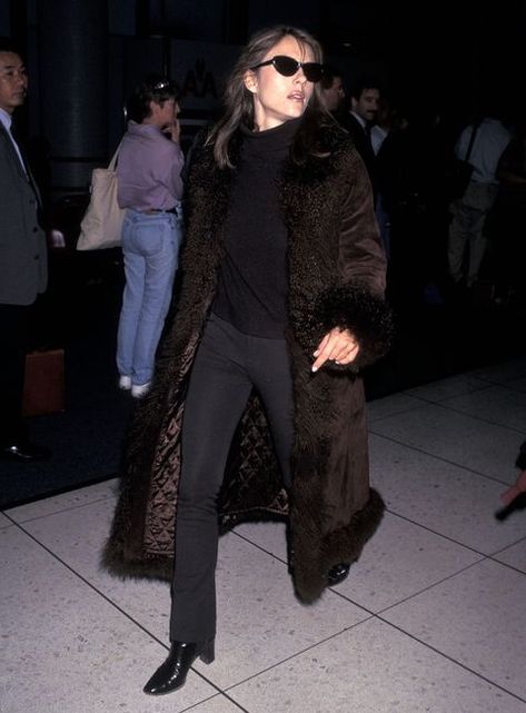 iconic 90s fashion moments Iconic 90s Celeb Outfits, London 90s Fashion, New York 90s Fashion, Liz Hurley 90s, 90s Winter, Garment Inspiration, Fall Moodboard, 90s Street Style, 90s Icons