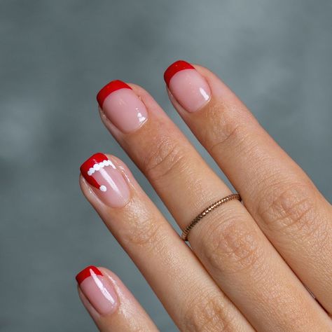 christmas nail art ideas santa hat Cute Christmas Nail Ideas Simple, Square Santa Hat Nails, Short Basic Christmas Nails, Cute Short Nail Sets Christmas, Christmas Nail Minimalist, Christmas Nails Square Simple, Cute Gel Nails Winter, Simple Nail Art Christmas, Christmas Diy Nails Easy