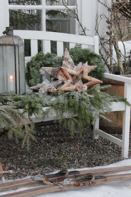 Christmas Bench Decor, Outdoor Christmas Diy, Christmas Garden Decorations, Garden Christmas, Simple Christmas Decor, Christmas Garden, Xmas Deco, Christmas Interiors, Christmas Porch