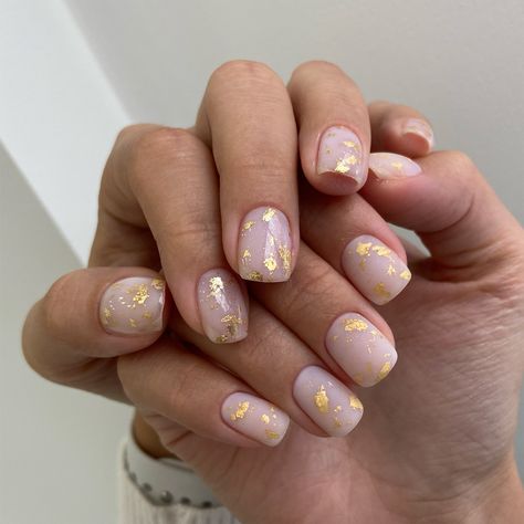 Chrome Nails With Gold Foil, Dip Foil Nails, Golden Short Nails Designs, Simple Foil Nails, Simple Nails Gold Foil, Manicure Gold Foil, Gold Foil Flake Nails, White Nail Gold Foil, Gold Leaf Gel Nails