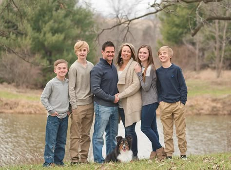 Neutral color scheme during large family photography session in Iowa Color Schemes Neutral, Neutral Family Photos, Large Family Photography, Large Family Poses, Family Photo Colors, Fam Pics, Fall Color Schemes, Large Family Photos, Winter Family Photos