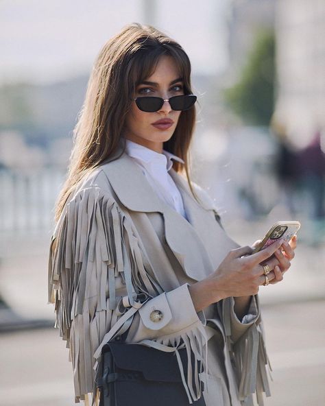 MARA 🌓 LAFONTAN (@maralafontan) posted on Instagram • Sep 22, 2021 at 6:28pm UTC Mara Lofantan, Woman With Bangs, Mara Lafontan, Crossing The Street, Trending Sunglasses, September 22, Style Mistakes, The Lady, Boss Lady