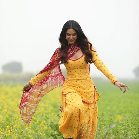 Desi Shalwar Kameez Design, Patiala Suit Aesthetic, Punjabi Suits Aesthetic, Aesthetic Punjabi Suits, Sonam Bajwa Suits Salwar Kameez, Punjabi Salwar Suits Simple Casual Indian Fashion, Punjabi Outfits Salwar Suits Simple, Everyday Indian Outfits, Salwar Kameez Aesthetic