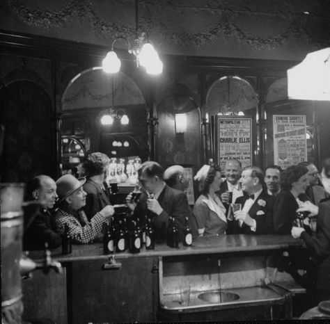 Patrons drinking and chatting at the bar of a music hall, London, England, 1946. Photo by Ralph Morse. 1940s Aesthetic, Speakeasy Bar, Bluff City, Art Deco Bar, Coffee Shop Bar, British Pub, Early Middle Ages, Public House, Music Hall