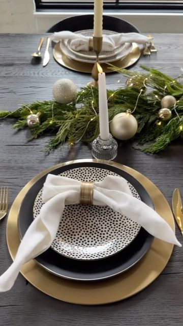 Phuong on Instagram: "✨Comment SHOP for the link to these products! Here are 2 easy ways to style your napkins for any table setting! They both add an elevated touch! Which one is your favorite? ✨Ways to Shop✨ 1- Comment SHOP for links to be sent directly to your inbox 2- Click the link in my Bio and click on SHOP MY INSTAGRAM 3- Click the link in my bio and head to my LTK Shop 4- Direct Link ➡️ https://liketk.it/4okud #christmastable #christmasdecor #christmastime #christmasparty #holidaytablescape #holidaydecor #tablesetting #tablescapes" Decorating With Charger Plates, Charger Plates Table Setting, Gold Charger Plates Table Setting, Plate Chargers Ideas, Chargers Plates Table Setting, Gold Charger Plates, Christmas Dinner Table Settings, Charger Ideas, Gold Charger Plate