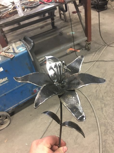 Cute Metal Projects, Welded Garden Decor, Scrap Metal Yard Art Welding Projects, Spring Welding Projects, Welded Flowers Simple, Scrap Metal Projects Ideas, Easy Metal Art, Mig Welding Projects Ideas Metal Art, Things To Make Out Of Metal