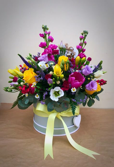 Flores Simple Flower Bouquet Gift Floral Arrangements, Mother’s Day Flower Arrangements, Mother’s Day Flowers, Flowerbox Ideas, Garden Simple Ideas, Flower Arrangements Ideas, Garden Simple, Basket Flower Arrangements, Welcome Flowers