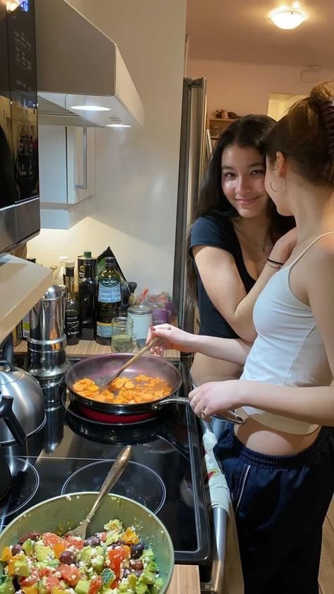 dream life aesthetic Aesthetic Cooking, Maquillage On Fleek, Friends Ideas, Lev Livet, Girl Cooking, Uni Life, Best Friends Aesthetic, Friend Goals, Friendship Goals