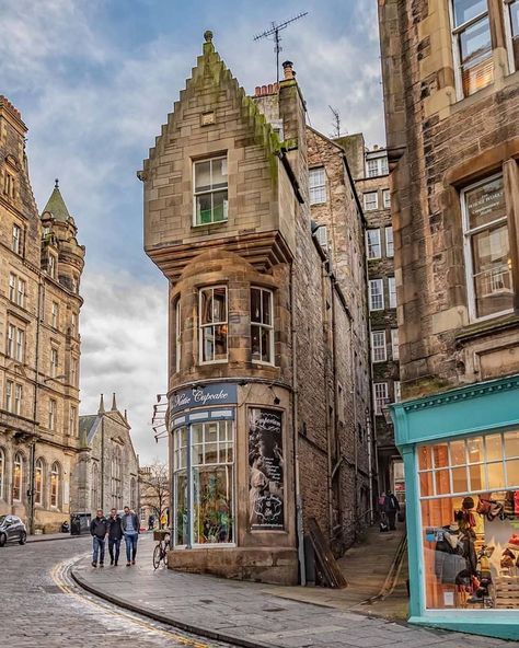 Unlimited Edinburgh | Scotland on Instagram: “® Presents ⠀ UNLIMITED EDINBURGH ® 📸 @wpc1927 📍 Old Town ADMIN @ramseyselim & @nichbrand FOLLOW US l @unlimitededinburgh TAG US l…” Edinburgh Tenement, Scotland Architecture, Edinburgh House, Old Town Edinburgh, Fairytale Illustration, Edinburgh Scotland, Architecture Old, Architecture Exterior, Old Buildings