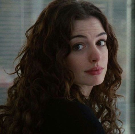 Actresses With Curly Hair, Pretty Actresses Celebrities, Curly Character, Anne Hathaway, 인물 사진, Cortes De Cabello Corto, Pretty Woman, Hair Inspo, Curly Hair