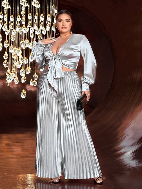 Silver Outfits For Women Plus Size, Silver Wide Leg Pants Outfit, Plus Size Disco Outfit, Plisse Pants Outfit, Glitz And Glam Outfit Ideas, Disco Party Outfit Women, Glitz And Glam Outfit, Satin Pants Outfit, Beyoncé Concert