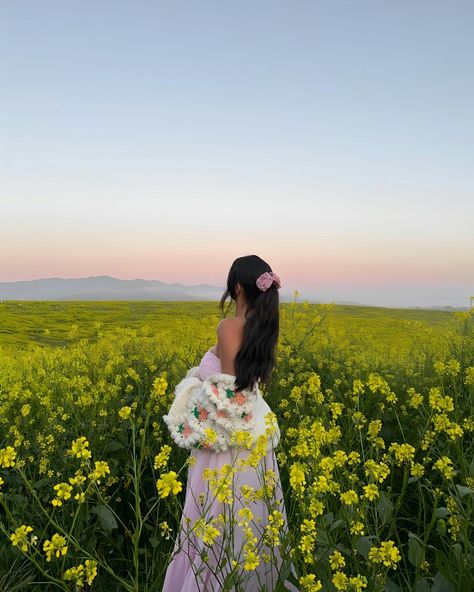 Pose In Flower Field, Flower Pics Instagram, Pics In Flower Field, Sun Flower Fields Photoshoot, Flower Field Picture Ideas, Flower Field Graduation Photos, Flower Photo Shoot Ideas, Picture Ideas With Flowers, Park Pictures Aesthetic