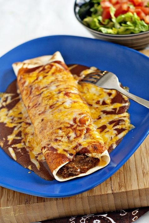 Tender beef cooked in a red chili sauce and wrapped in a cheesy smothered tortilla. Chile Colorado Burritos, Colorado Burritos, Chicken Enchilada Skillet, Chile Colorado, Sour Cream Chicken, Homemade Enchiladas, Burritos Recipe, Tacos And Burritos, Spanish Dishes