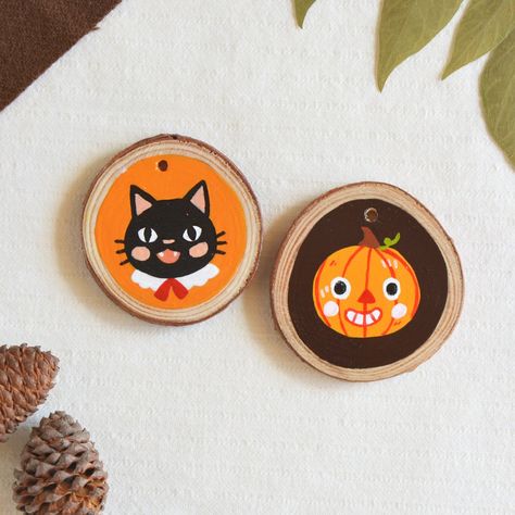 Homemade Fall Decorations, October Diy, Halloween Stationery, Halloween Riddles, Wood Slice Painting, Spooky Crafts, Handmade Halloween Decorations, Fall Diys, Fall Crafts For Adults