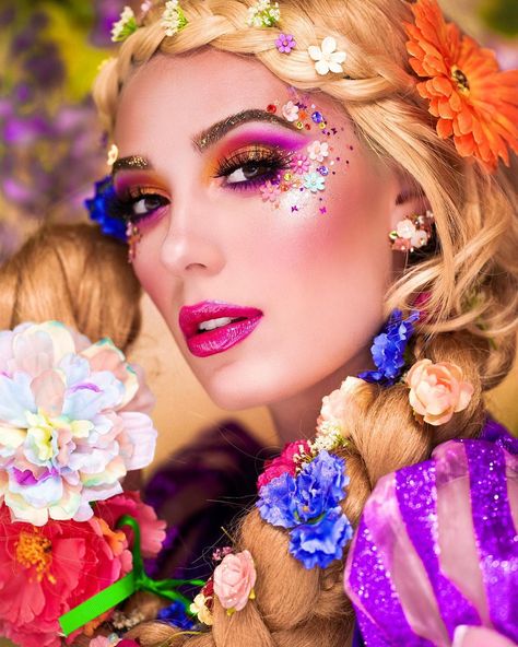 RAPUNZEL✨💕🌼💜”I want to see the floating lights!” ✨ This look is inspired by the @disney movie Tangled 😌 With a little avant-garde twist on… Rapunzel Eyes, Rapunzel Makeup, Tangled Costume, Disney Princess Makeup, Funky Makeup, Rapunzel Costume, Rapunzel Disney, Rave Looks, Princess Makeup