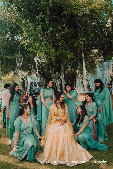 Aqua Bridesmaid Dresses, Bridesmaid Poses, Bridesmaid Photoshoot, Indian Bridesmaids, Delhi Wedding, Bride Sister, Indian Wedding Planning, Bridal Poses, Farmhouse Wedding