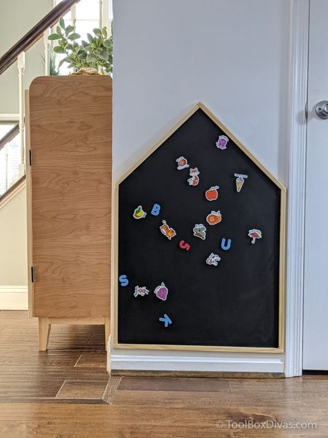 Chalkboard Paint Playroom, Diy House Chalkboard, Magnetic Play Board, Magnetic Board Playroom, House Chalkboard Ideas, Kids Chalkboard Ideas, Magnet Decoration Ideas, House Shaped Chalkboard, Diy Magnet Wall