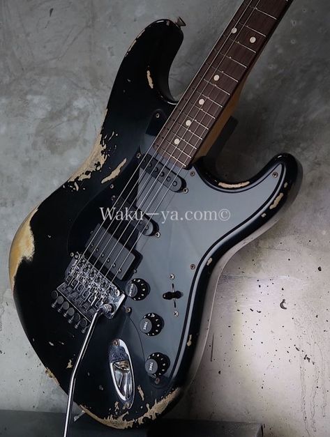 Fender Custom Shop '59 Stratocaster FRT S-S-H / Black / Heavy Relic - 和久屋<Wakuya> Black Stratocaster, Fender Custom Shop, Fender Stratocaster, Guitar Design, All Black, Guitar, Quick Saves, Black, Design