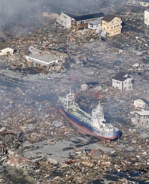 Japan 2011 Tsunami (15,828 deaths, 5,942 injured, 3,760 people missing) Sette Nani, Powerful Images, Fukushima, Interesting History, Historical Events, World History, Historical Photos, Natural Disasters, Cyprus