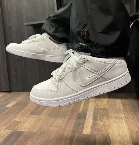 Triple White Dunk Low, All White Dunks, White Nike Dunks Outfit, Dunk Lows Outfit, Nike Dunks White, Nike Dunk Style, White Dunks Outfit, Off White Nike Shoes, White Low Shoes