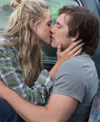 12 star-crossed couples who refused to be kept apart Endless Love Movie, Endless Love 2014, Gabriella Wilde, Alex Pettyfer, George Sand, Septième Art, Star Crossed Lovers, Movie Couples, The Kiss