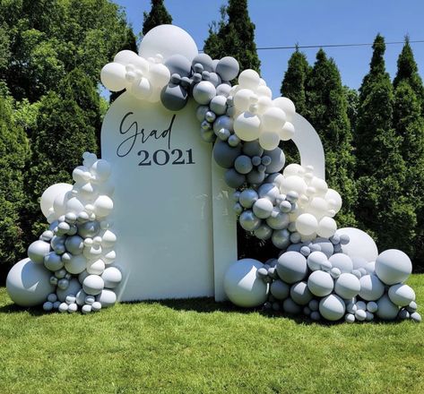 Graduation Balloon Photo Backdrop, Nursing Graduation Backdrop, Graduation Decorations Backdrops, Balloon Arch Backdrop Graduation, Grad Balloon Decorations, Graduation Arch Backdrop, Backdrop Ideas For Graduation Party, Graduation Party Ideas Balloons, Boujee Graduation Party