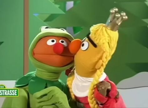 bert and ernie princess and the frog kiss Muppet Matching Pfp, Ernie X Bert, Bert And Ernie Funny, Bert And Ernie Fanart, Epi Y Blas, Beto Y Enrique, Ernie And Bert, Ernie Und Bert, Bert Ernie